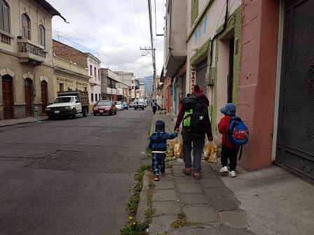 Recorre Riobamba para alimentar a sus hijos. http://44.213.112.5