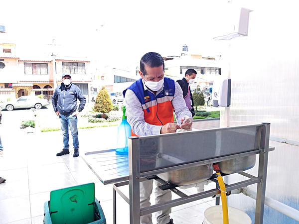 Rommel Salazar, secretario nacional del (SNGR), quien visitó a Riobamba. http://44.213.112.5
