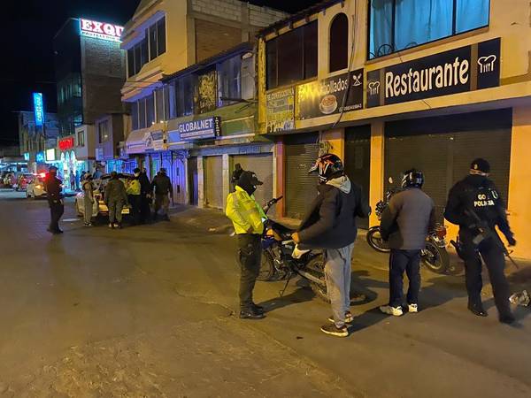 24 detenidos en toque de queda. http://44.213.112.5