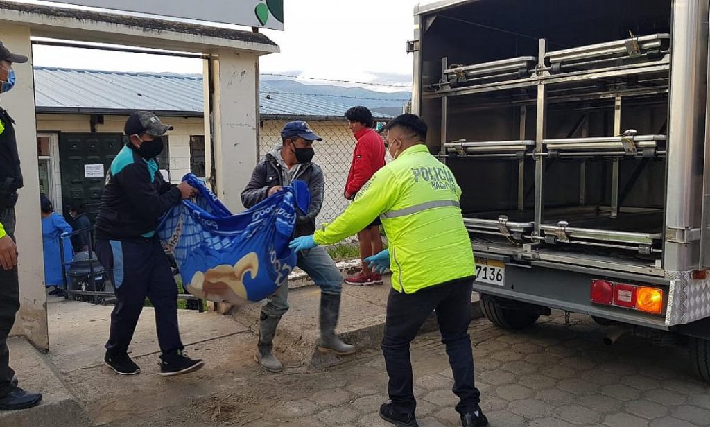 Adolescente murió por ahogamiento. Instantes en el que el cuerpo sin vida del menor es trasladado a la morgue.. http://44.213.112.5