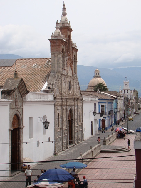 En primera instancia, templo de Santa Bárbara, después se aprecia la Catedral. La cúpula en el fondo es la Basílica del Sagrado Corazón de Jesús.