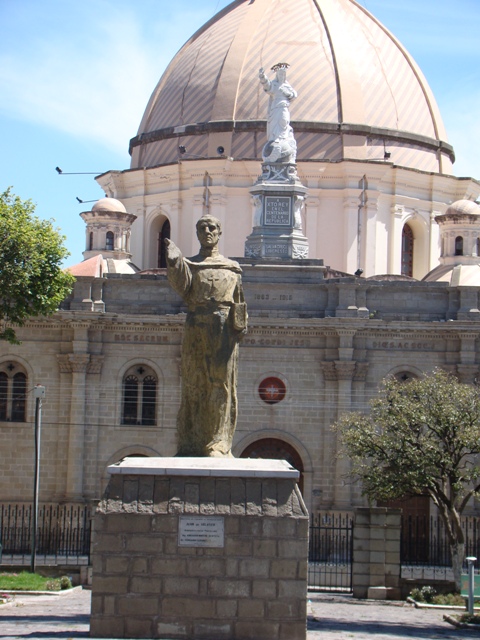 Juan de Velasco es el primer historiador de Ecuador. Detrás del monumento del religioso se admira la Basílica.