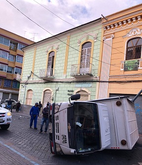 Accidentes Riobamba: Un camión y una camioneta involucrados en accidente. http://ñaprensa.com.ec