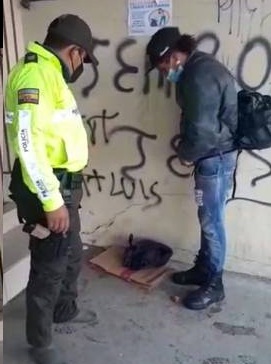 Policía regala sus zapatos a migrante