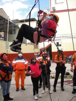 Voluntarios para la protección civil en Chunchi
