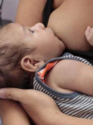madres pueden lactar a bebés