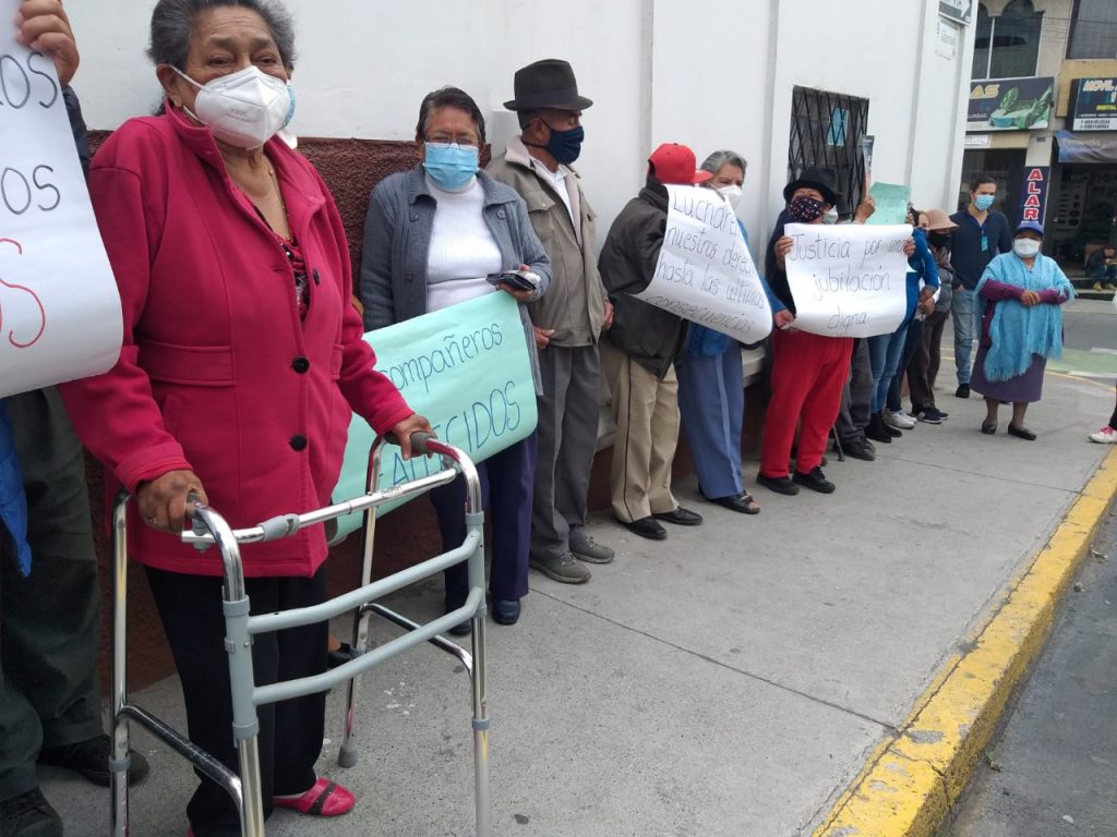 Extrabajadores exigen pago de jubilaciones