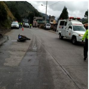 Motociclista muere arrollado.