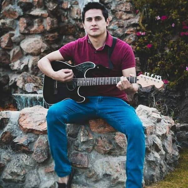 Adrián dedica su vida a la música