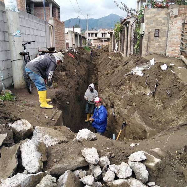 Instalan tuberías sin apoyo de autoridades