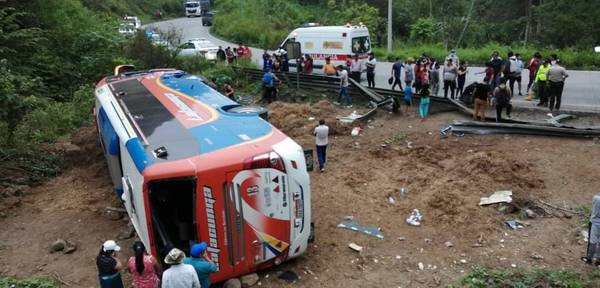 Bus se accidentó en Cumandá