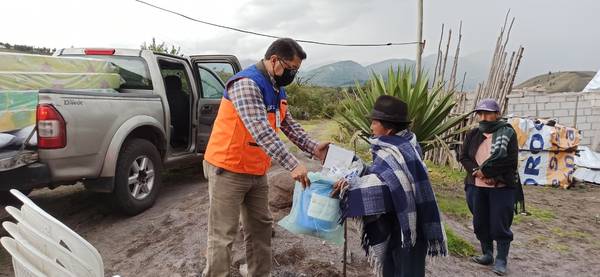 Guano ayuda a familia damnificada