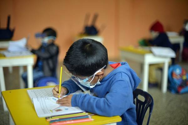 Planteles continuarán en clases presenciales