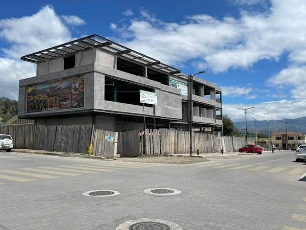 Construcción Centro comercial en Guano