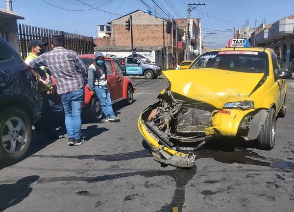 Mujer resultó herida en un choque