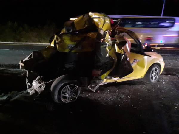 Taxi destrozado por choque