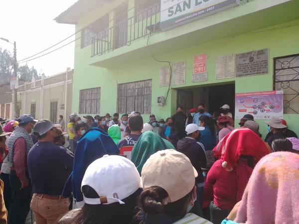 Dirigentes exigen continuación de obras