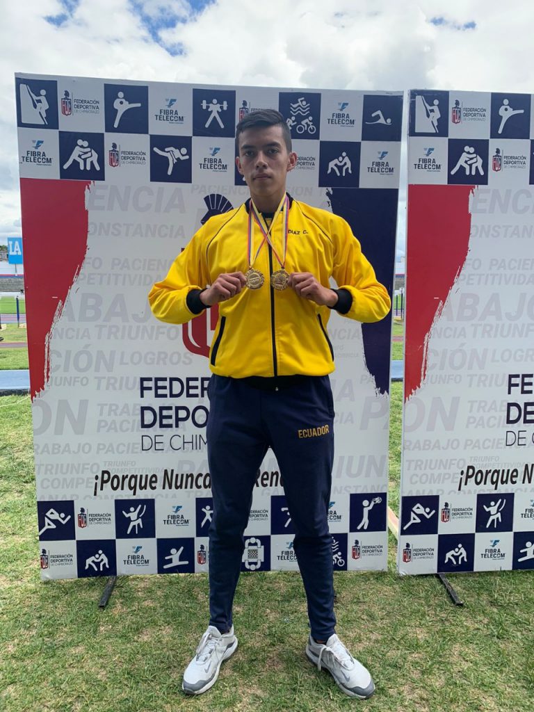 Estudiante logra nuevo récord de salto alto