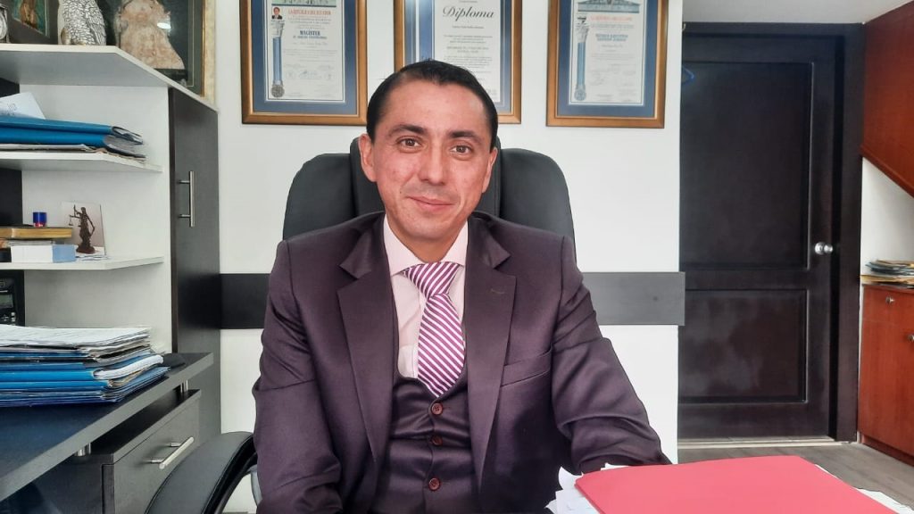 Aulla en su oficina ubicada a pocos pasos del Municipio de Riobamba. Se prepara para ir a la Asamblea. Foto: 2023/ Selena Trujillo. http://44.213.112.5/ Aulla: “llegar con las ideas claras”