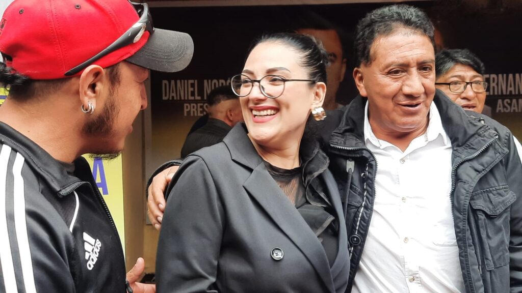 Siempre sonriente respondió a las preguntas y recibió los presentes de la gente que acudió para apoyarla. Foto: 25-08-2023/ Selena Trujillo http://44.213.112.5/