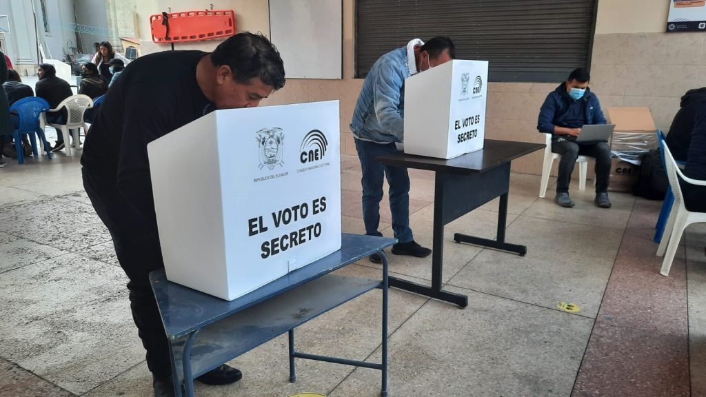 El voto debe ser reflexivo e informado. Lo que sucede en este momento tiene antecedentes y consecuencias, una de ellas es la apatía hacía la política. Personas votando en las elecciones del 5 de febrero/Foto: Selena Trujillo, archivo. http://44.213.112.5/