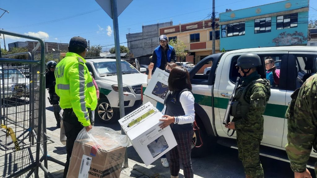 A las 11:24 h, funcionarios del Consejo Nacional Electoral llegaron con las urnas del voto en casa. Se registraron 6 votos ausentes. Foto: Selena Trujillo. 18 de agosto de 2023 http://44.213.112.5/