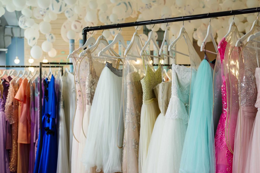Los locales de ropa ofrecen una amplia variedad de modelos, marcas y diseños.