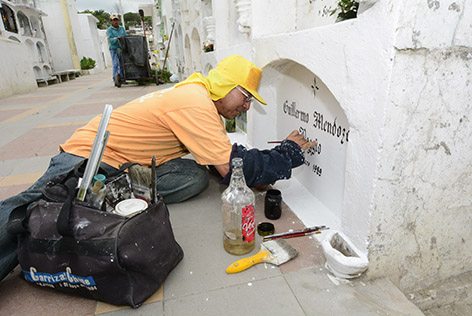 Se realiza mantenimiento al Cementerio previo al feriado.