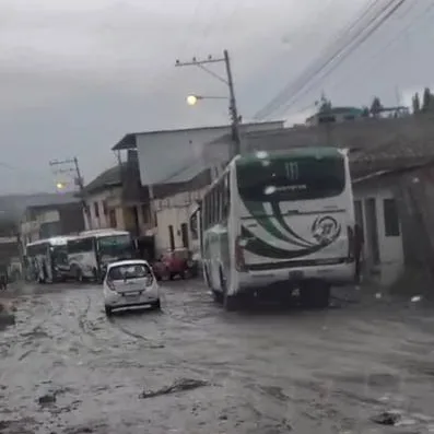Fuerte lluvia en Guano afectó a viviendas y familias