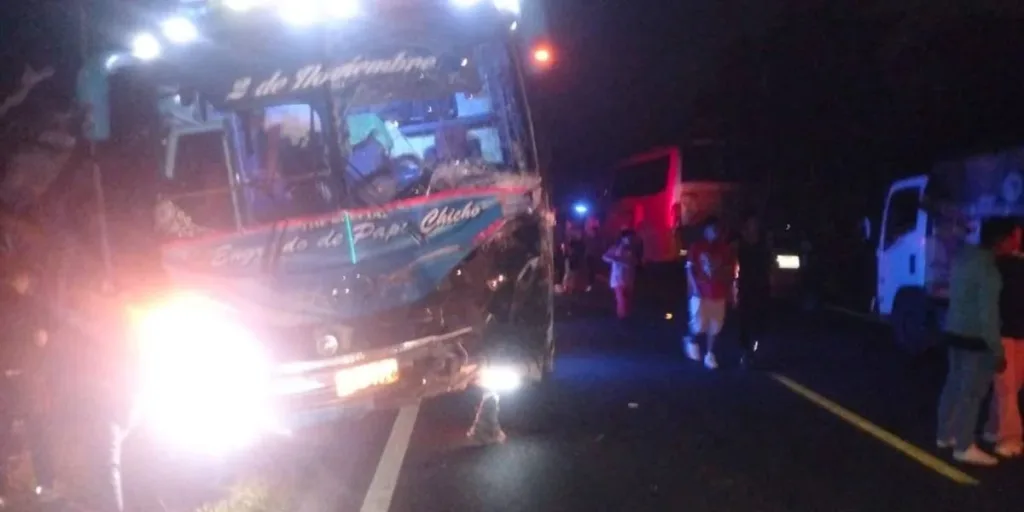Accidente de tránsito, un bus y un auto liviano colisionaron.