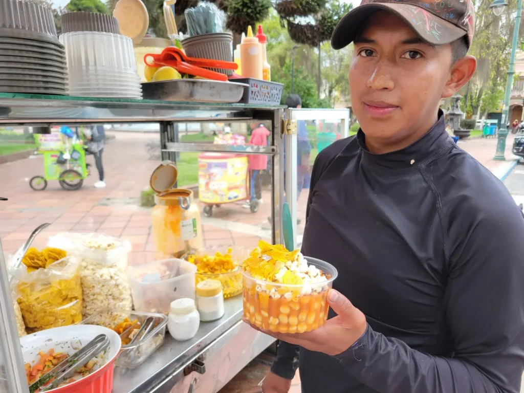 Joven emprendedor de cevichochos sueña con un gran futuro en Riobamba