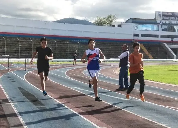 Deportistas participan en el Campeonato Nacional de Pruebas Combinadas de Atletismo en Riobamba