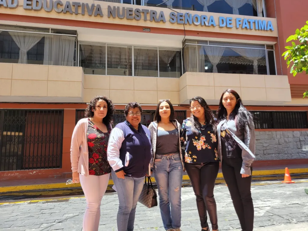 En el centro la guapa Angélica y miembros del grupo