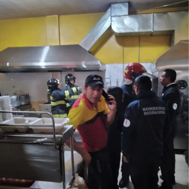 Bomberos atendieron un incendio en local de comida del centro de Riobamba.