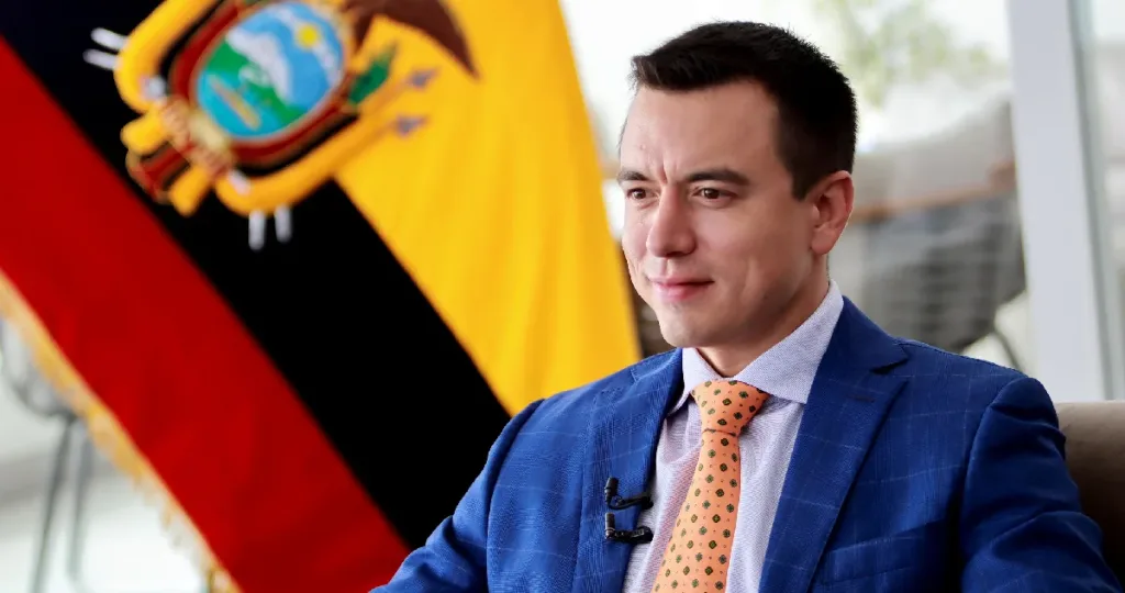 Noboa fija sueldos del sector público, nadie ganará más de USD 5.072