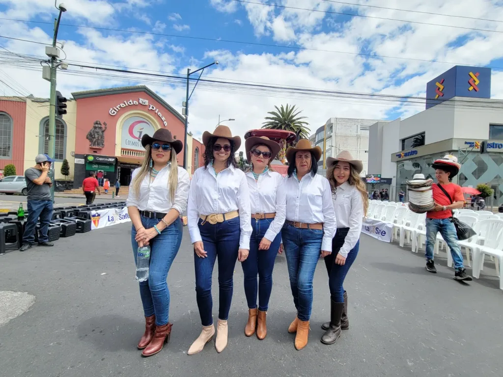 Carito Robalino, presidenta de la Fundación ‘Reina de Riobamba’, junto a bellas integrantes del equipo