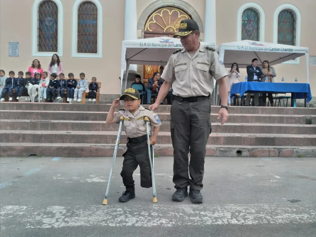 El pequeño niño junto al coronel Carlos Peñafiel, jefe del Circuito Riobamba-Chambo de la Subzona Chimborazo N° 6 de la Policía Nacional