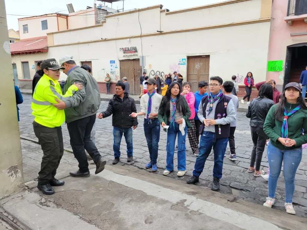 Los 'micadores' sitiaron las salidas de los recintos electorales