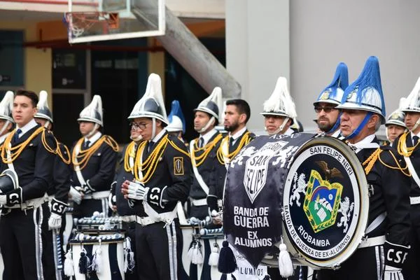 Gallardía y marcialidad enaltecen el azul y blanco 'caucho'