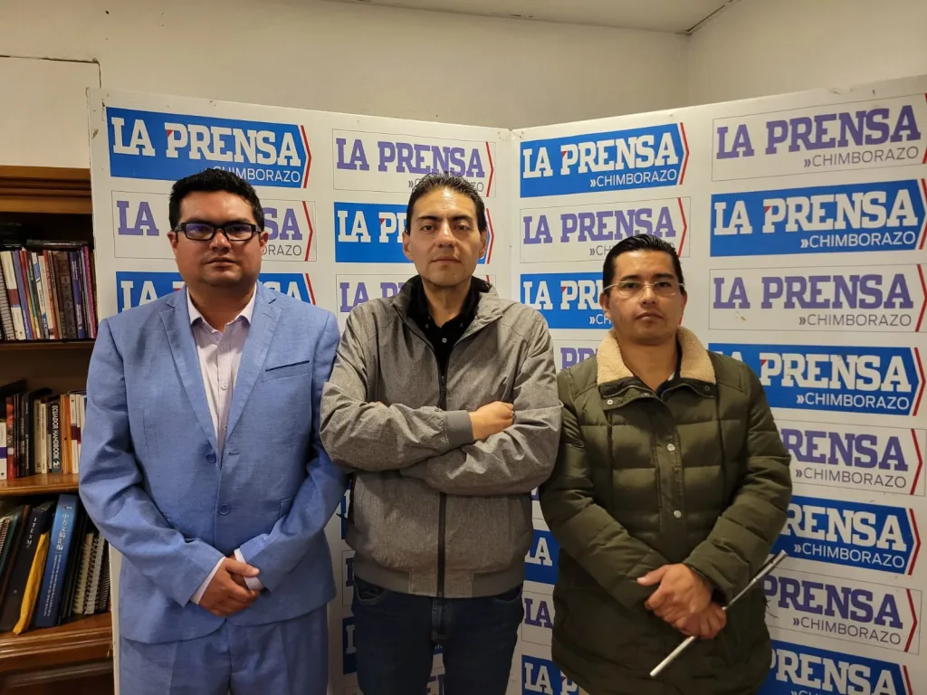 Carlos Tapia, presidente de la Banda de Guerra; David Yerovi, brigadier general; y, Juan Carlos Ramírez, subrigadier de flautines