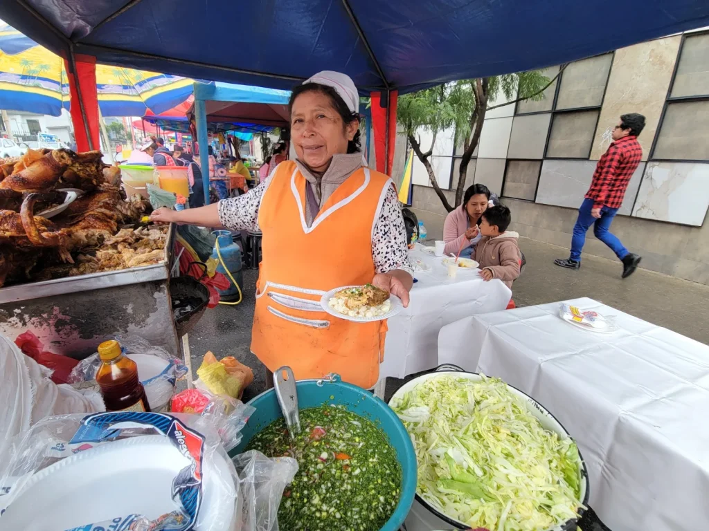 Rosita Pérez, vendedora de hornado, dijo que en la mañana las ventas fueron bajas