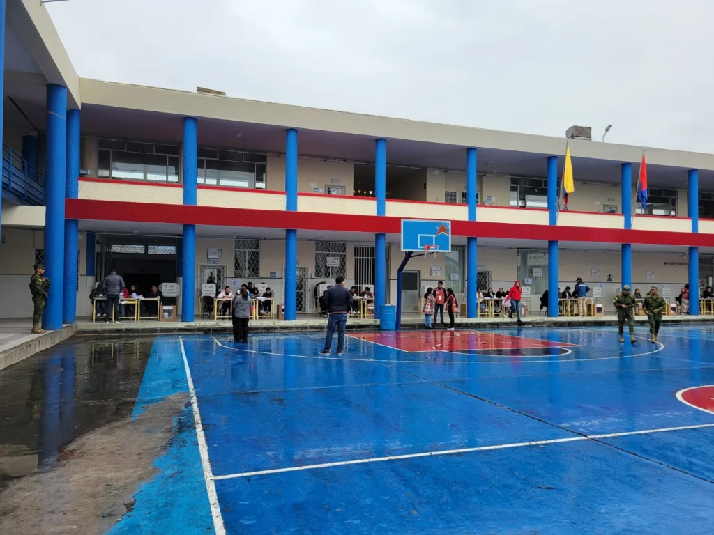 Debido a la lluvia, los recintos electorales lucieron vacíos en la mañana