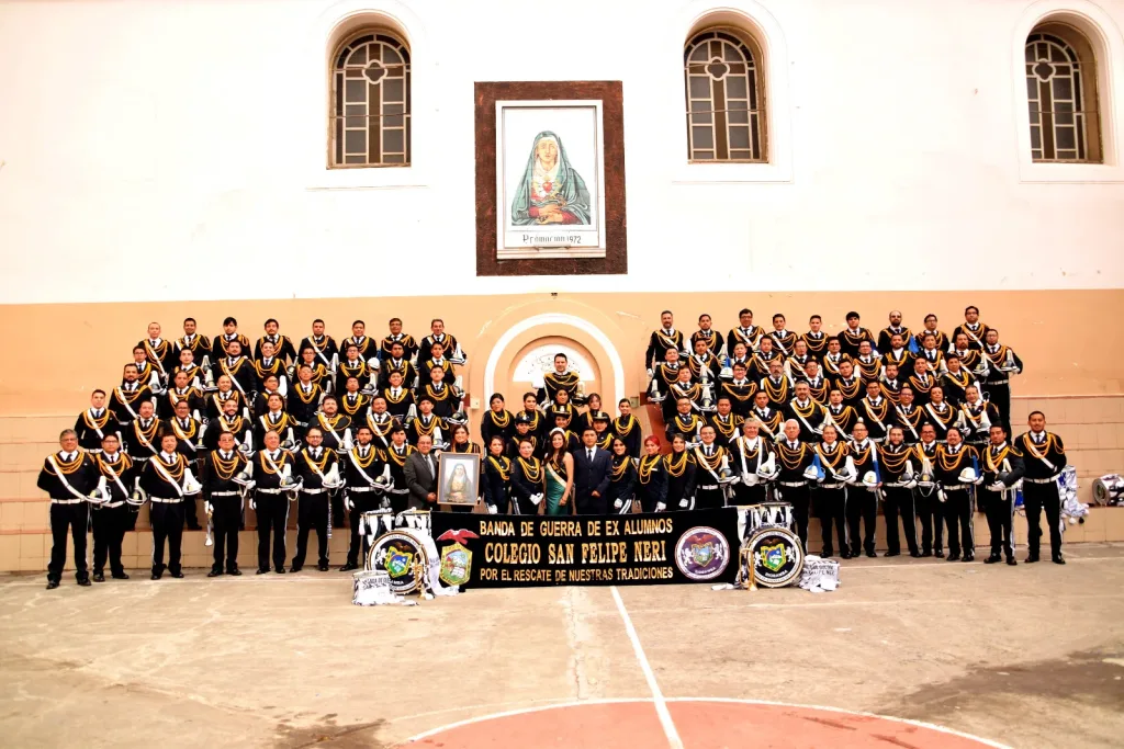 La Banda de Guerra de Exalumnos en toda su extensión