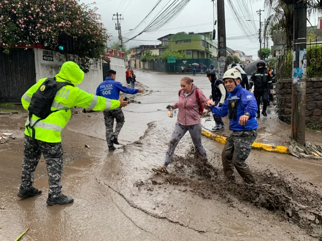 Aluvión en La Gasca, estructuras afectadas y calles cerradas