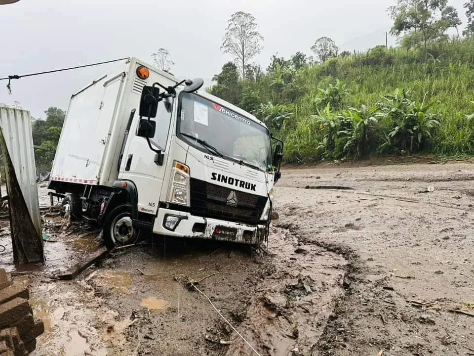 Aluvión en Alausí destruye viviendas y vías que conectan a la Costa