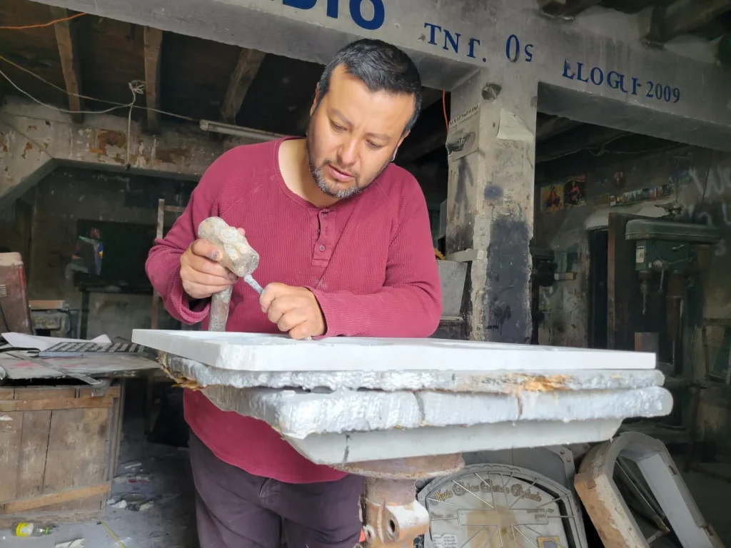 César Ruales Ramos cuida cada detalle de sus obras de arte