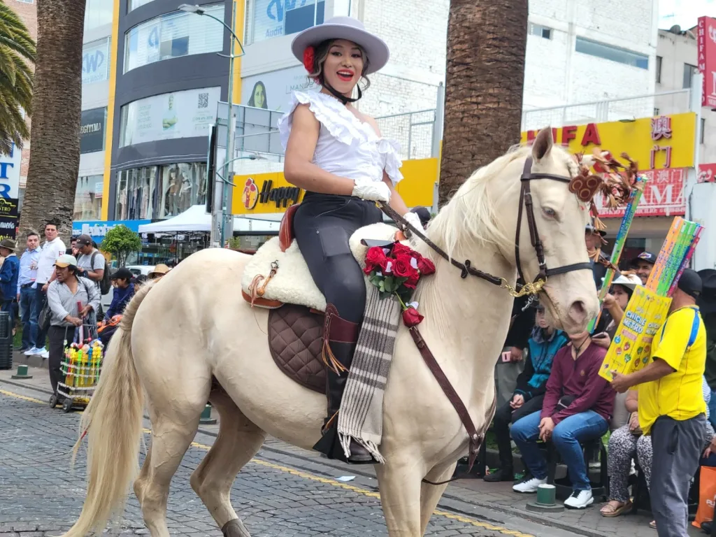 La belleza de la mujer vaquera y su bello ejemplar fueron el deleite en el Pregón del Rodeo