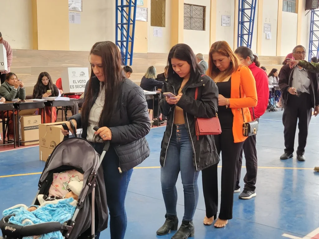 Consulta Popular se desarrolló, y los celulares hicieron llevadera la espera