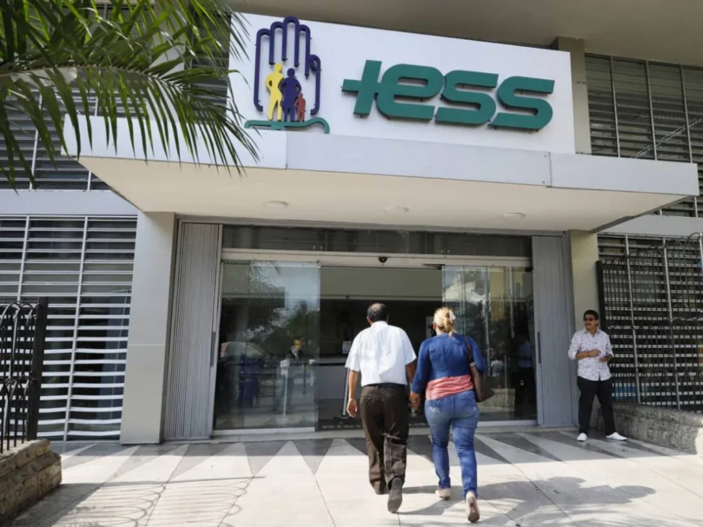 Deuda millonaria amenaza la estabilidad del IESS en Ecuador