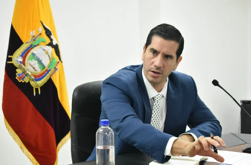 Ecuador analiza la compra de energía a Colombia para enfrentar la crisis energética.